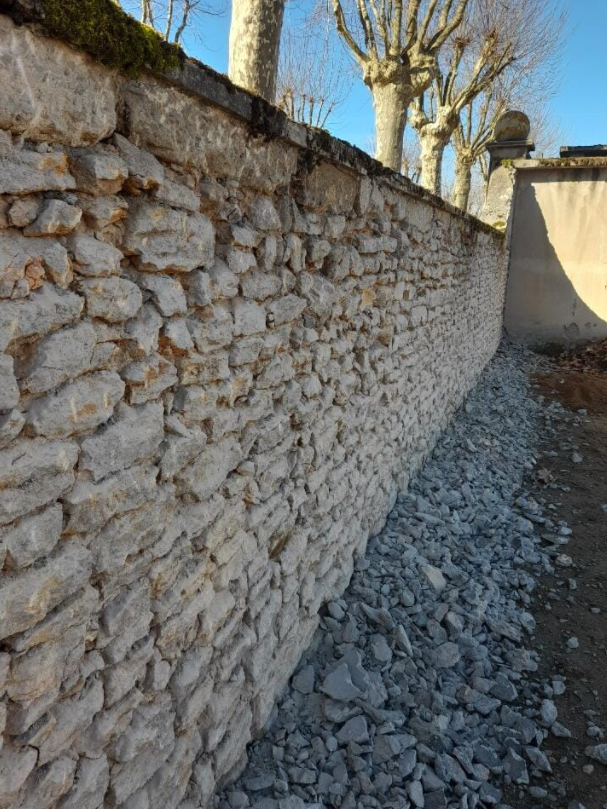 rénovation d'un mur en pierre de moellon